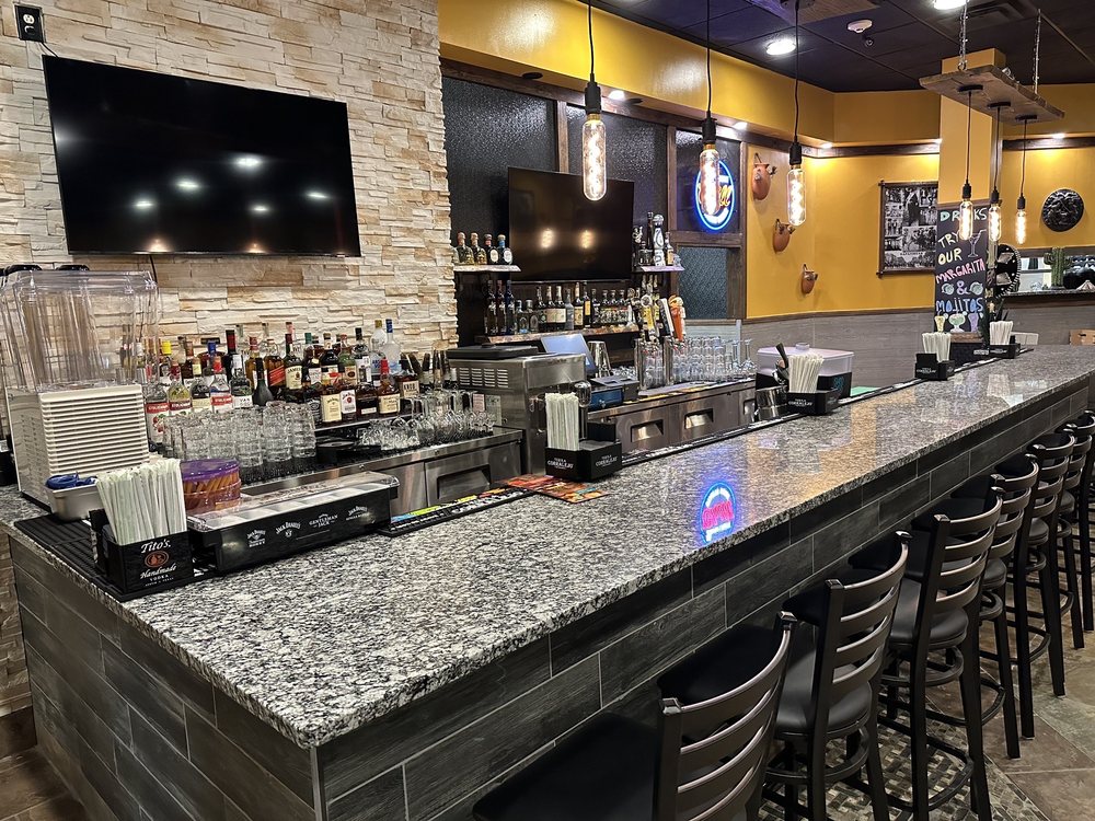 Commercial bar top with engineered quartz